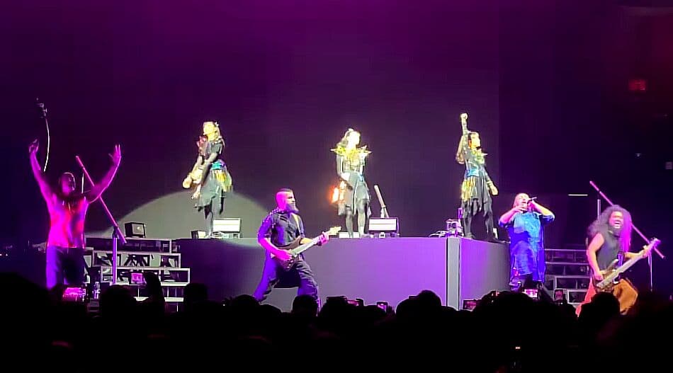 BLOODYWOOD e BABYMETAL unem forças ao vivo pela primeira vez com “Bekhauf”