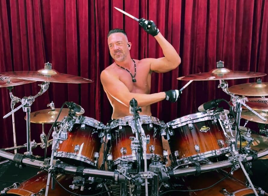 Ex-baterista do SLAYER, JON DETTE, toca “Devils Are Awake” do VOLBEAT; Vídeo