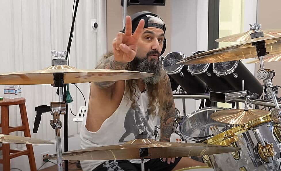 🇺🇸 MIKE PORTNOY presta tributo a ALEX VAN HALEN tocando “Light Up The Sky” ao vivo
