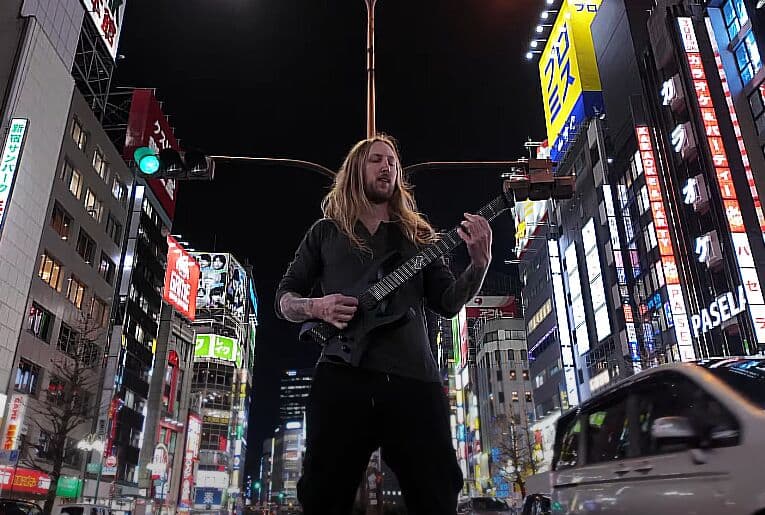 Ola Englund, do The Haunted, Compartilha Bastidores da Filmagem de “The Guillotine” em Tóquio