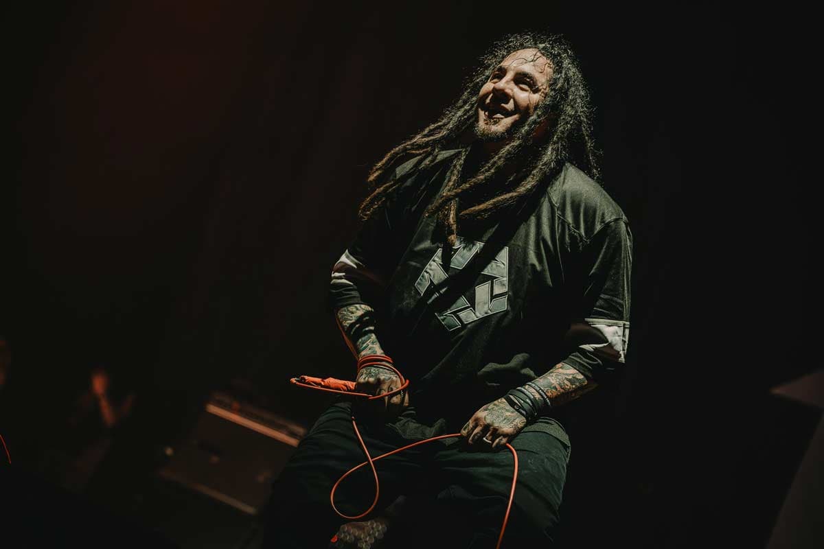 P.O.D. / Sonny Sandoval fala sobre o novo álbum Veritas, turnê com Godsmack e a vida além dos palcos.