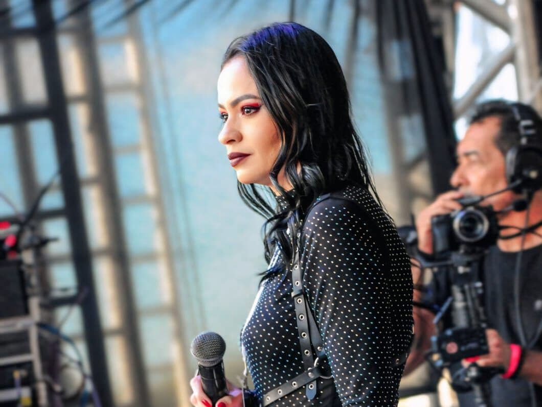 Fernanda Freitas: dos bastidores ao palco, “de volta ao jogo” com rock na veia