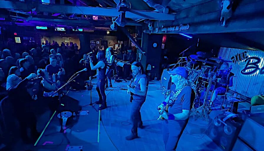 NICKO McBRAIN toca “No More Lies” com Titanium Tart após aposentadoria