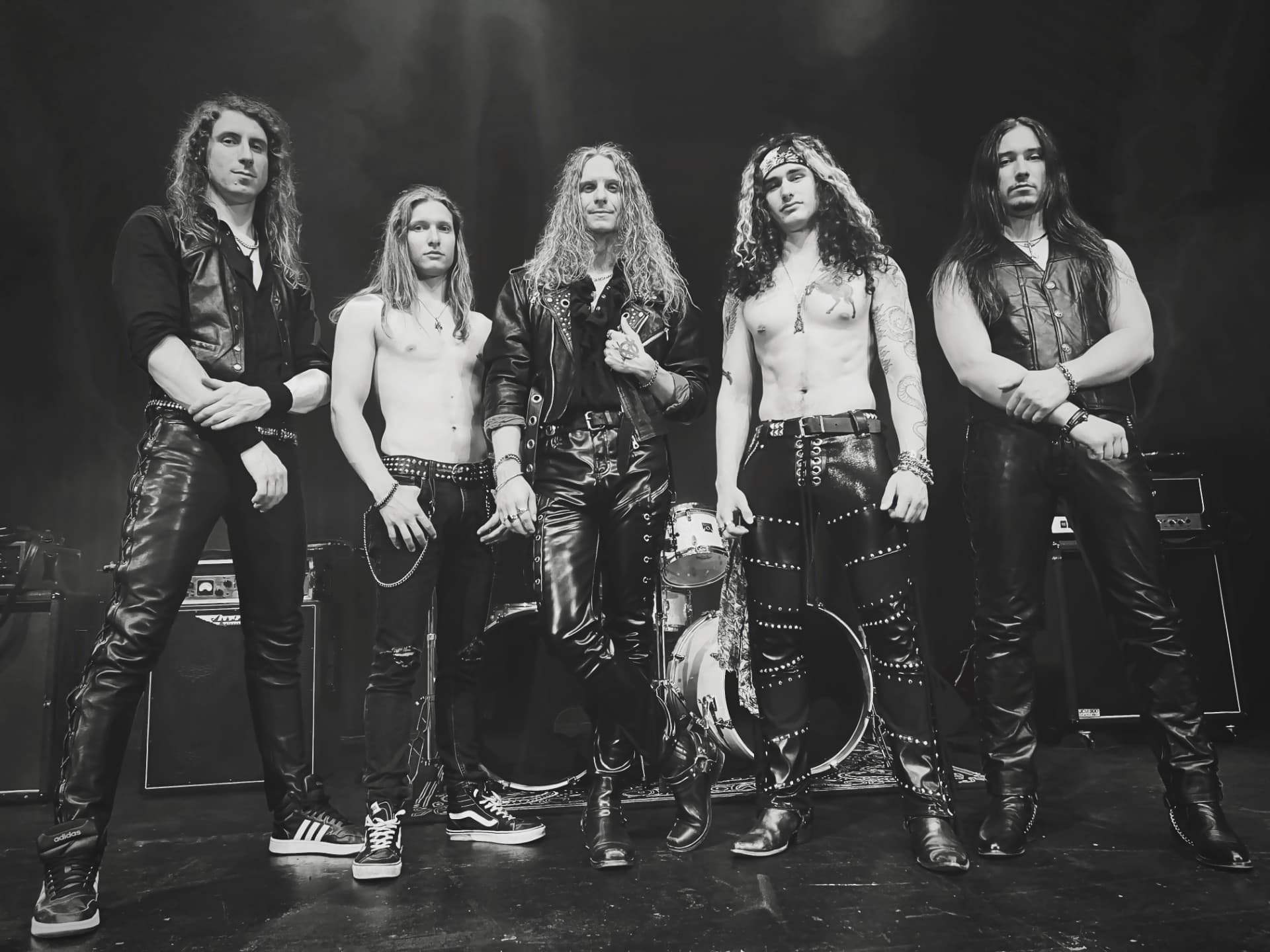 WINGS OF STEEL Entrega Hino de União com o Vídeo de “We Rise”
