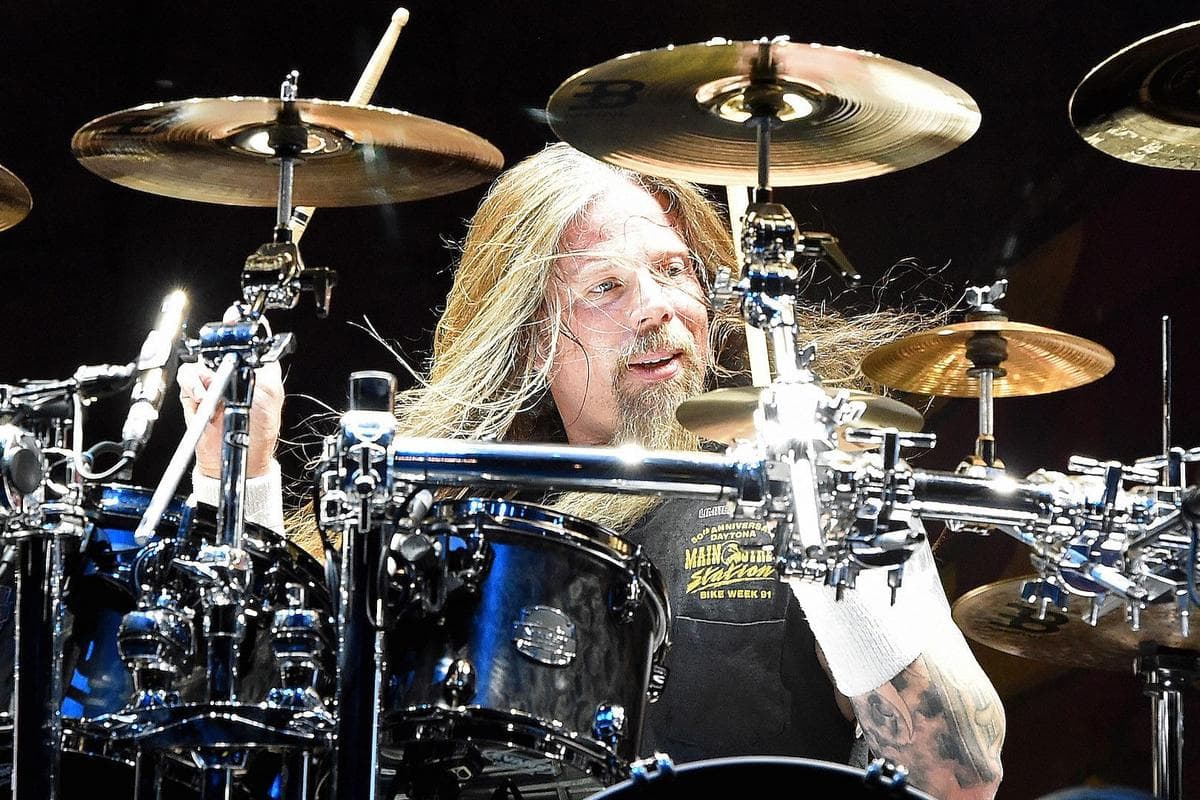 🇺🇸 CHRIS ADLER REVELA: ‘FUI DEMITIDO DO LAMB OF GOD POR CIÚMES E DOENÇA’