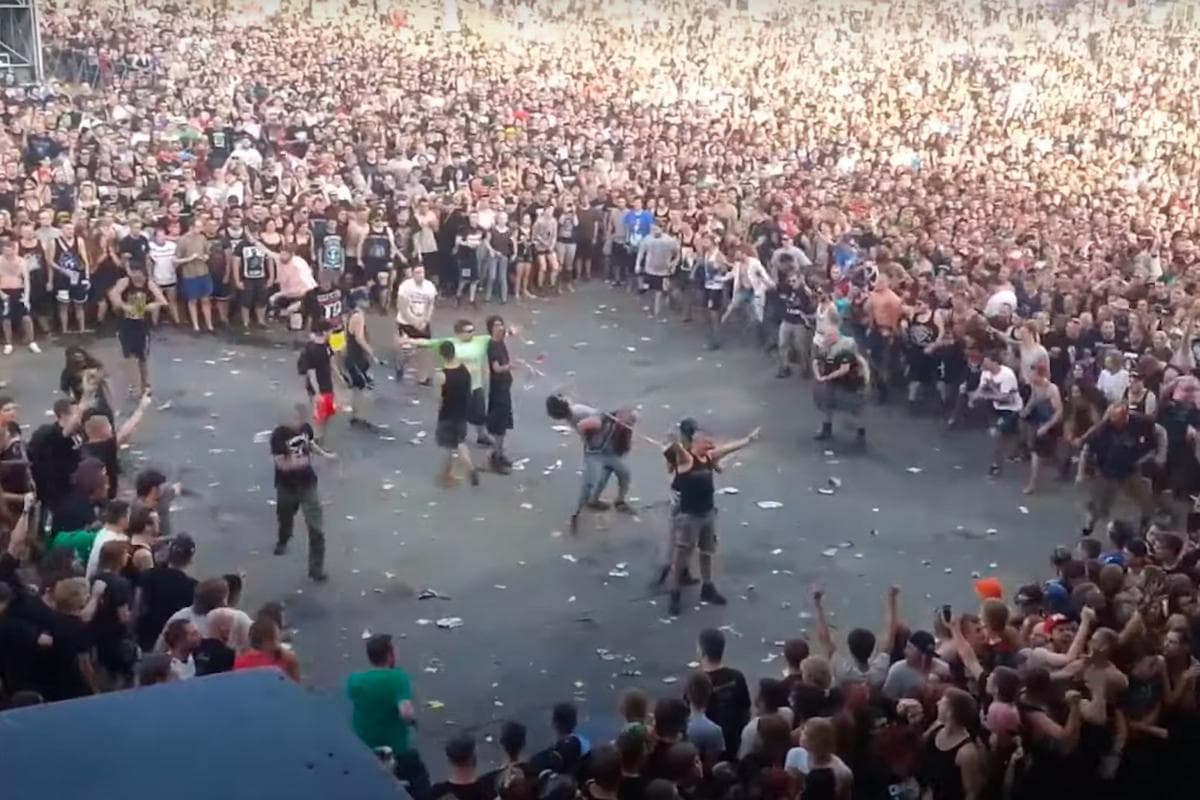 “Wall of Death”… e cada vez MAIOR: compilação mostra colisões épicas no mosh mais brutal do metal