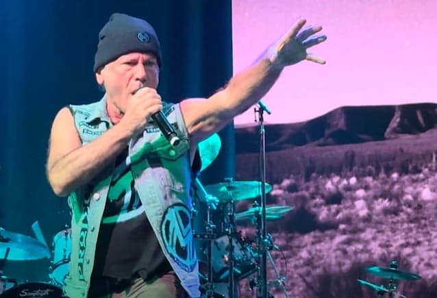 BRUCE DICKINSON não faz nada de especial para cuidar da voz: “Se você respeita seu corpo, a voz é apenas uma projeção disso”