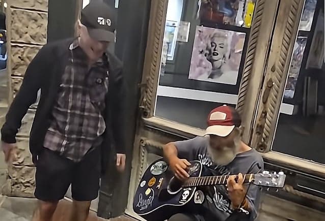 BRUCE DICKINSON SURPREENDE ARTISTA DE RUA EM NOVA ORLEANS CANTANDO JUDAS PRIEST