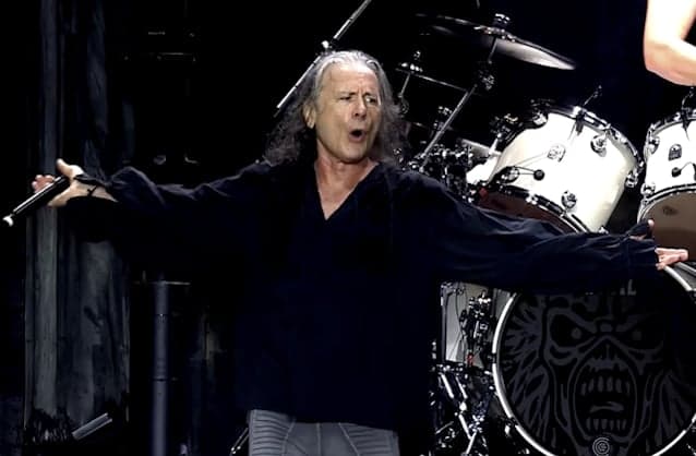 Bruce Dickinson explica o “Pedido Gentil” do Iron Maiden sobre celulares nos shows