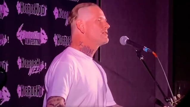 Assista: COREY TAYLOR do SLIPKNOT faz seu primeiro show acústico em mais de três anos.