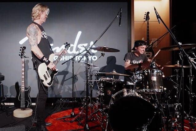 DUFF MCKAGAN e ISAAC CARPENTER Representam o Guns N’ Roses em Apresentação na Fender Flagship Tokyo
