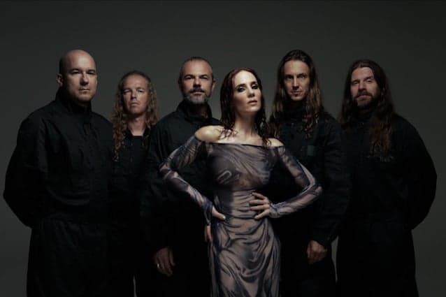 Enquanto o Nightwish dorme, o EPICA ruge: Simone Simons lança “Aspiral” e assume o topo
