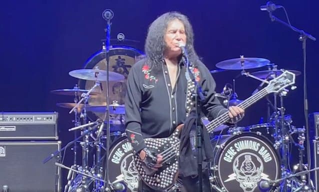 Gene Simmons vive nova era pós-KISS com turnê solo “desplugada” e experiências VIP de R$ 67 mil