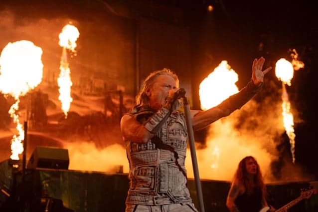 🇬🇧 IRON MAIDEN pede aos fãs que “limitem severamente” o uso de celulares na turnê mundial Run For Your Lives