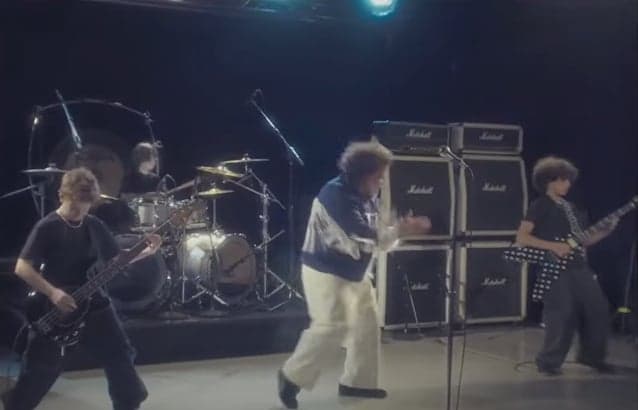 Jack Black canta “Mr. Crowley” em performance especial com filhos de lendas do rock