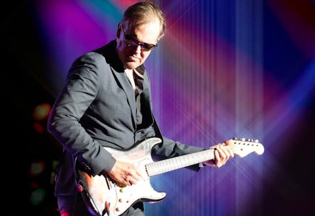 Joe Bonamassa Lança Novo Single “Still Walking With Me” e Anuncia Álbum para 2025