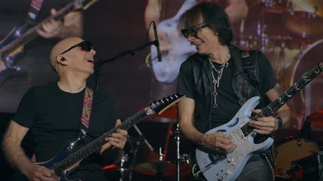 JOE SATRIANI diz que seu próximo álbum colaborativo com STEVE VAI é “com um som louco” e com “guitarra tocando por todo lado”.