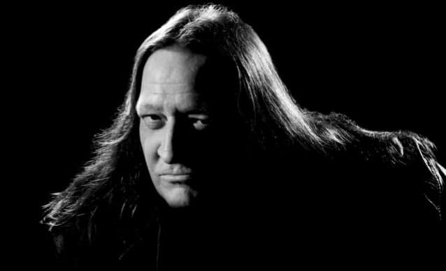 Jon Oliva, do Savatage, revela acidente quase fatal e explica ausência na turnê de retorno: “A árvore cortou meu carro ao meio”