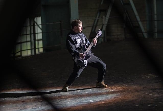 Lee Malia, do Bring Me The Horizon, Apresenta Nova Guitarra Assinatura em Parceria com a Jackson: Brutalidade com Elegância Britânica