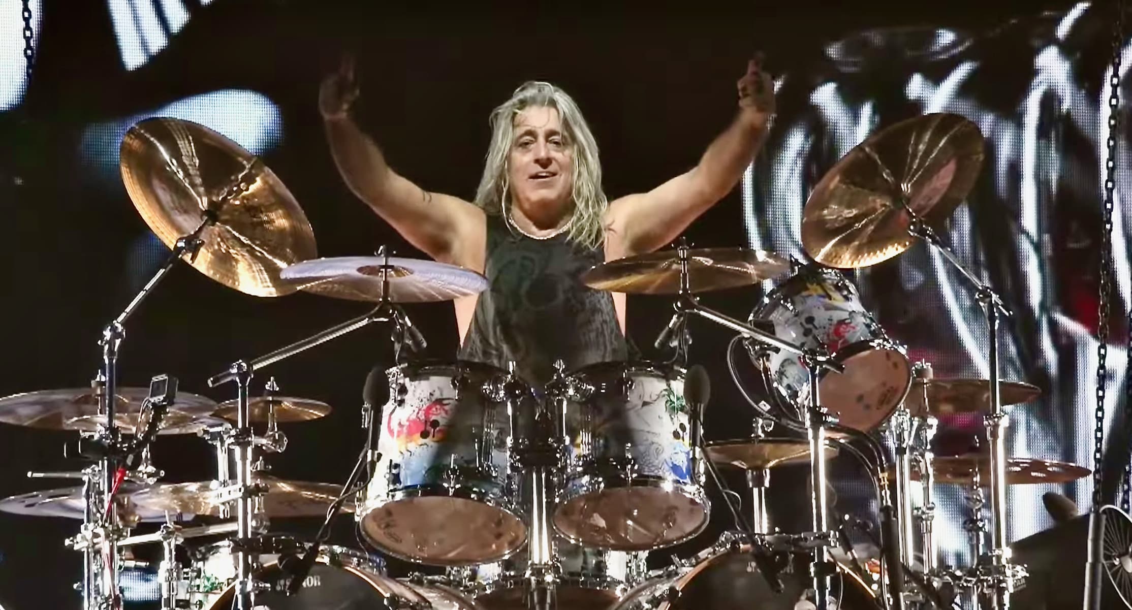 “EU SIMPLESMENTE NÃO ESTOU PRONTO PARA VOCÊS, SEUS LOUCOS FILHOS DA P” – MIKKEY DEE FALA SOBRE TER RECUSADO O MOTÖRHEAD*