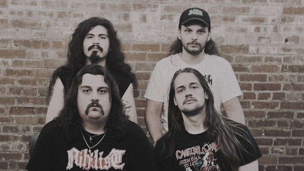 Molder Lança Vídeo Brutal de “Overdue Burial” Direto do Palco – Sinta o Cheiro de Suor e Cerveja Derramada