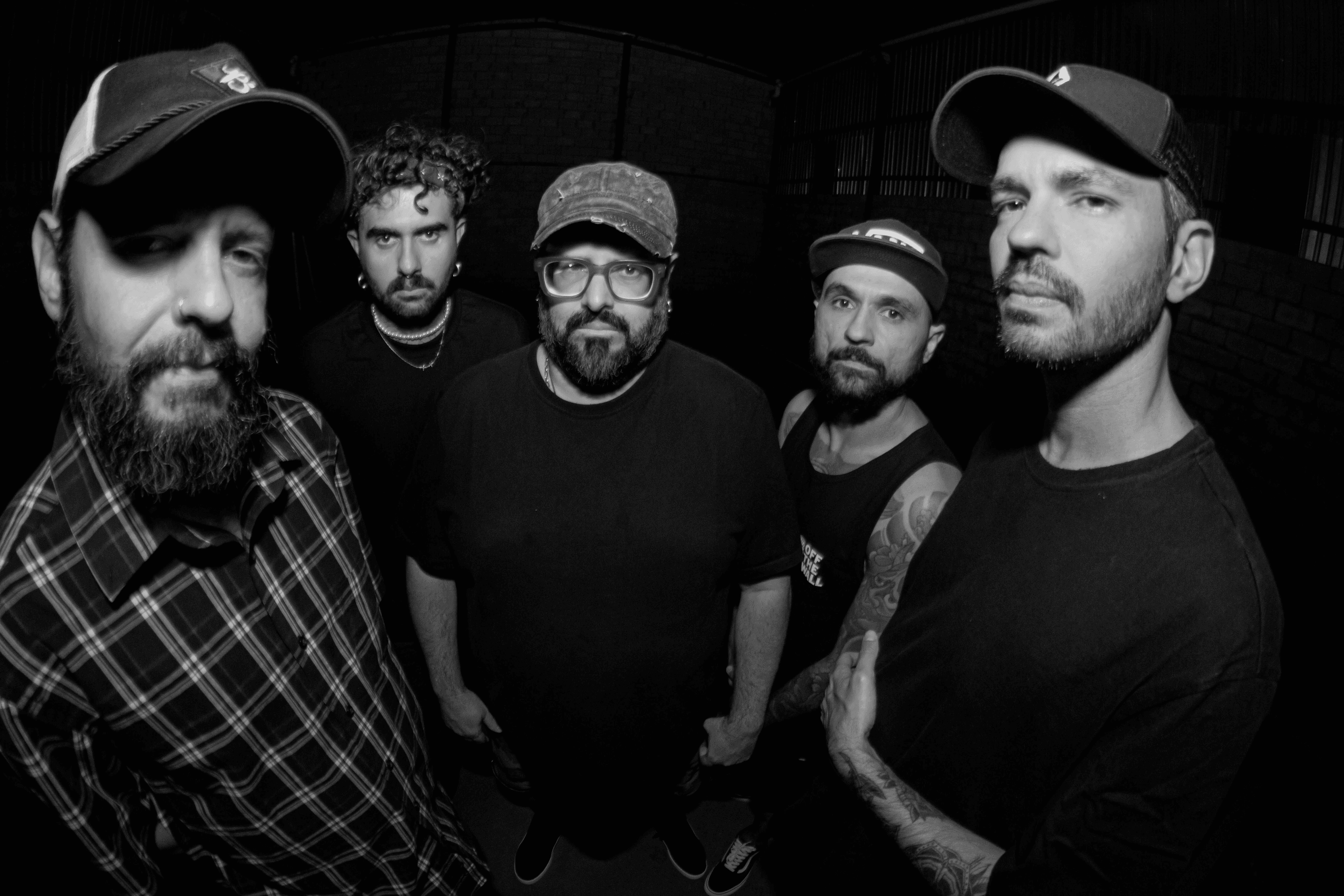 Uttara: caos, peso e catarse na fusão entre metal e hardcore
