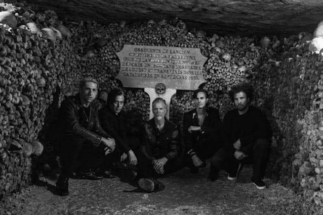 Queens of the Stone Age transforma ossuário em templo do rock sombrio
