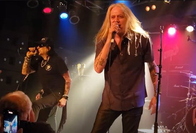 🇺🇸 Sebastian Bach se junta ao Faster Pussycat no palco em performance explosiva de “Bathroom Wall”