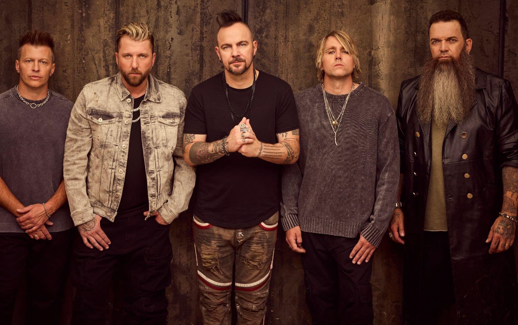 THREE DAYS GRACE ANUNCIA NOVO ÁLBUM “ALIENATION” PARA AGOSTO E POSTA CLIPE INTENSO DE “APOLOGIES”